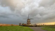 Een bui nadert de molen bij Zevenhuizen - Jolanda Bakker