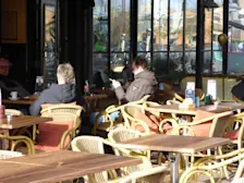 Buiten op het terras in de novemberzon. Op 24 november kon het nog - Chris Meewis