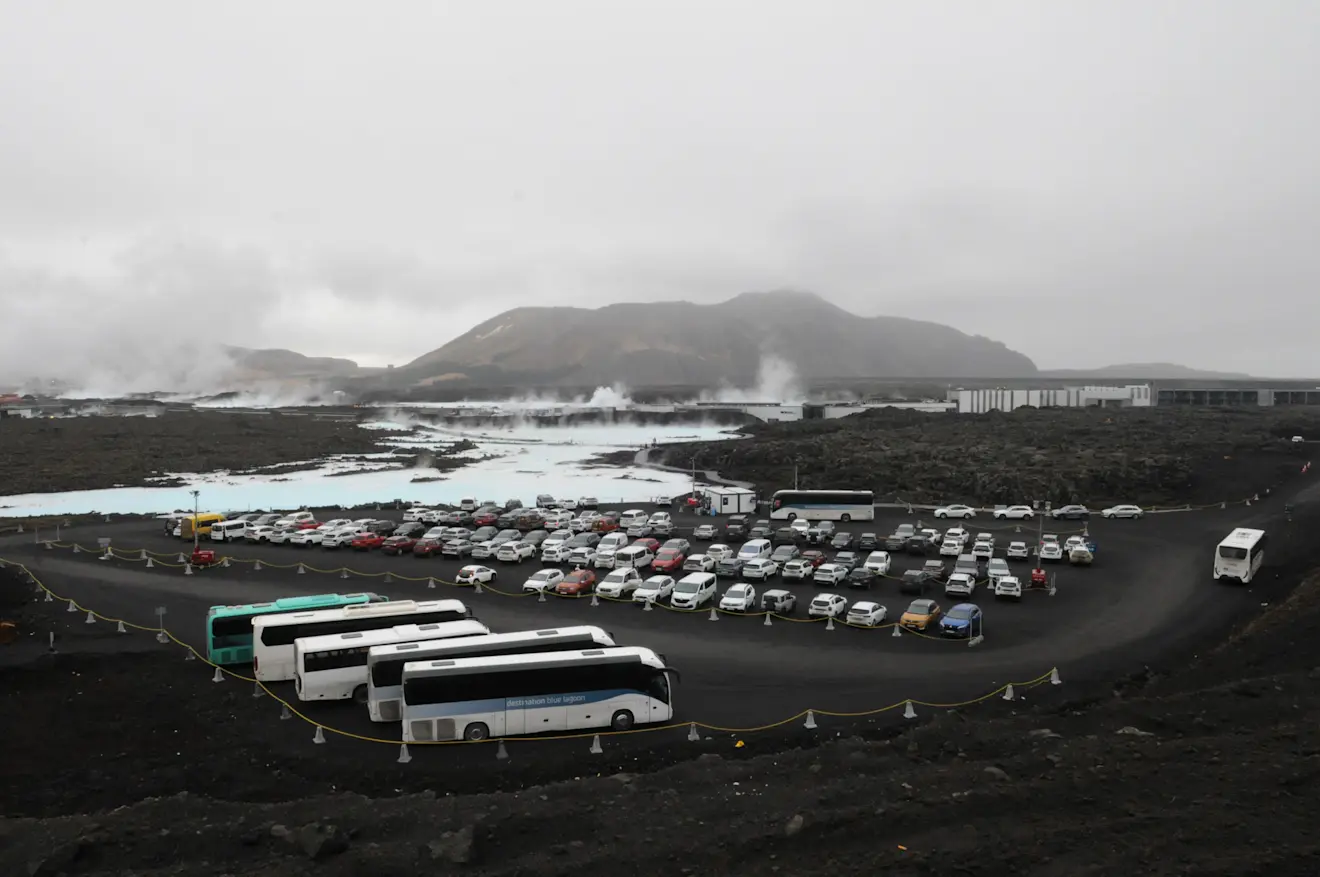 De parkeerplaats van de Blue Lagoon is deels met lava bedekt - Pieter Bliek