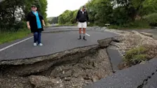 Scheuren in de weg bleven na de beving achter - DR Yadav