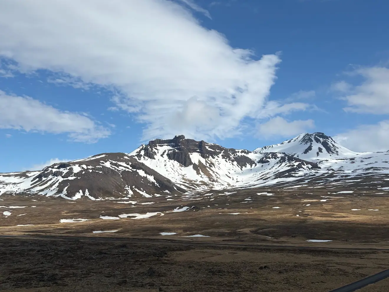 De vulkaan, met daarop een gletsjer die je soms vanuit Reykjavik ziet liggen - Pieter Bliek