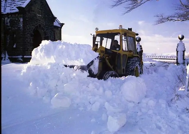 Een sneeuwschuiver is tijdens de winter van 1963 actief in het Engelse Lancashire - Richard Johnson