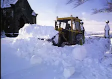 Een sneeuwschuiver is tijdens de winter van 1963 actief in het Engelse Lancashire - Richard Johnson