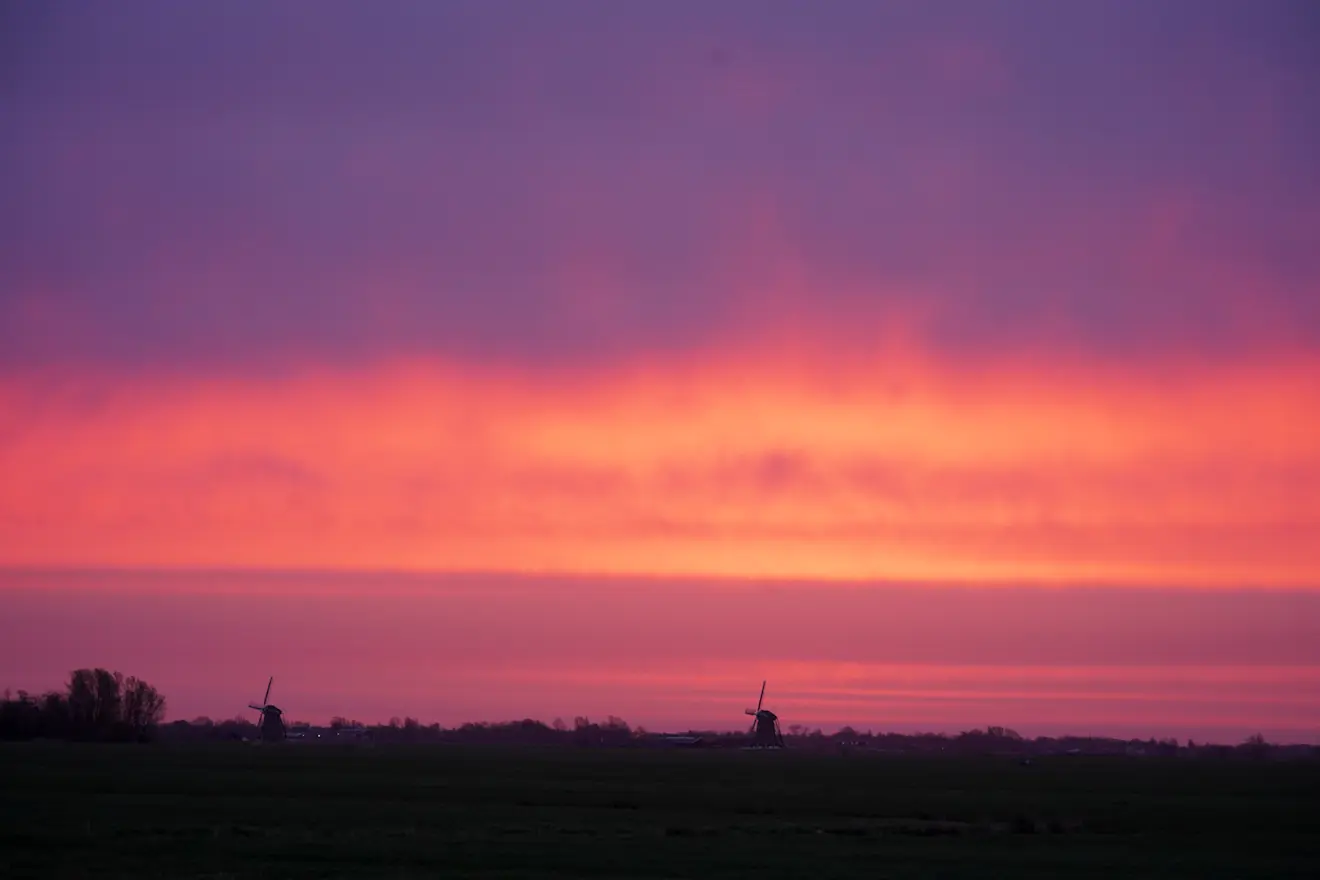 Ochtendrood met wat neerslag in de lucht, die de grond niet bereikt - Joost Mooij
