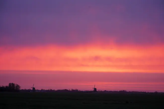 Ochtendrood met wat neerslag in de lucht, die de grond niet bereikt - Joost Mooij