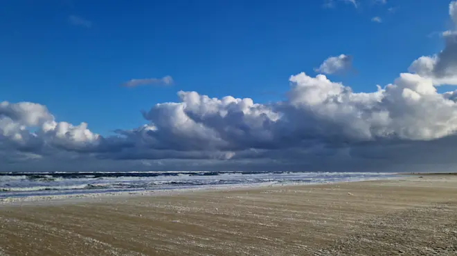 Veel wind en een onrustige lucht, gezien vanaf Texel. Je ziet de koude bovenlucht er bijna aan af - Frans Alderse Baas