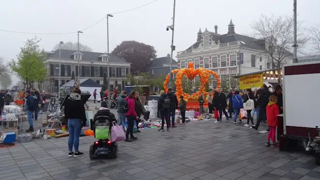 Bewolkte start van Koningsdag in Heerenveen - Albert Thibaudier