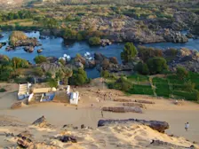 De Nijl, tussen de zandduinen bij Aswan in Egypte. Hier is op 6 juni het Egyptische hitterecord verbroken - Wikipedia.