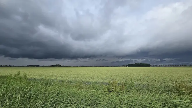 Buien boven het Groningse land - Jannes Wiersema