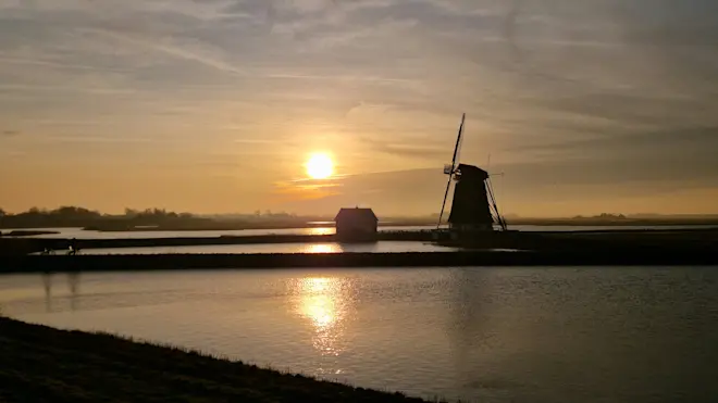 De zon gaat onder bij Oosterend op Texel - Frans Alderse Baas