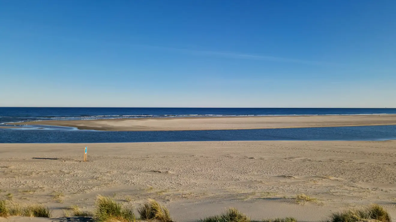 Deze foto laat mooi zien hoe droog de op dit moment aangevoerde lucht is. Het zicht vanaf Texel is perfect - Frans Alderse Baas