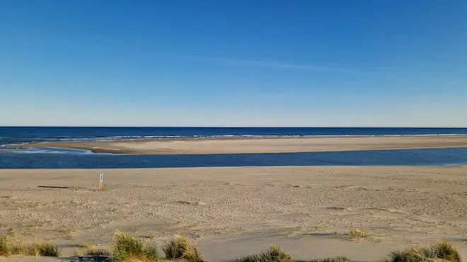 Deze foto laat mooi zien hoe droog de op dit moment aangevoerde lucht is. Het zicht vanaf Texel is perfect - Frans Alderse Baas