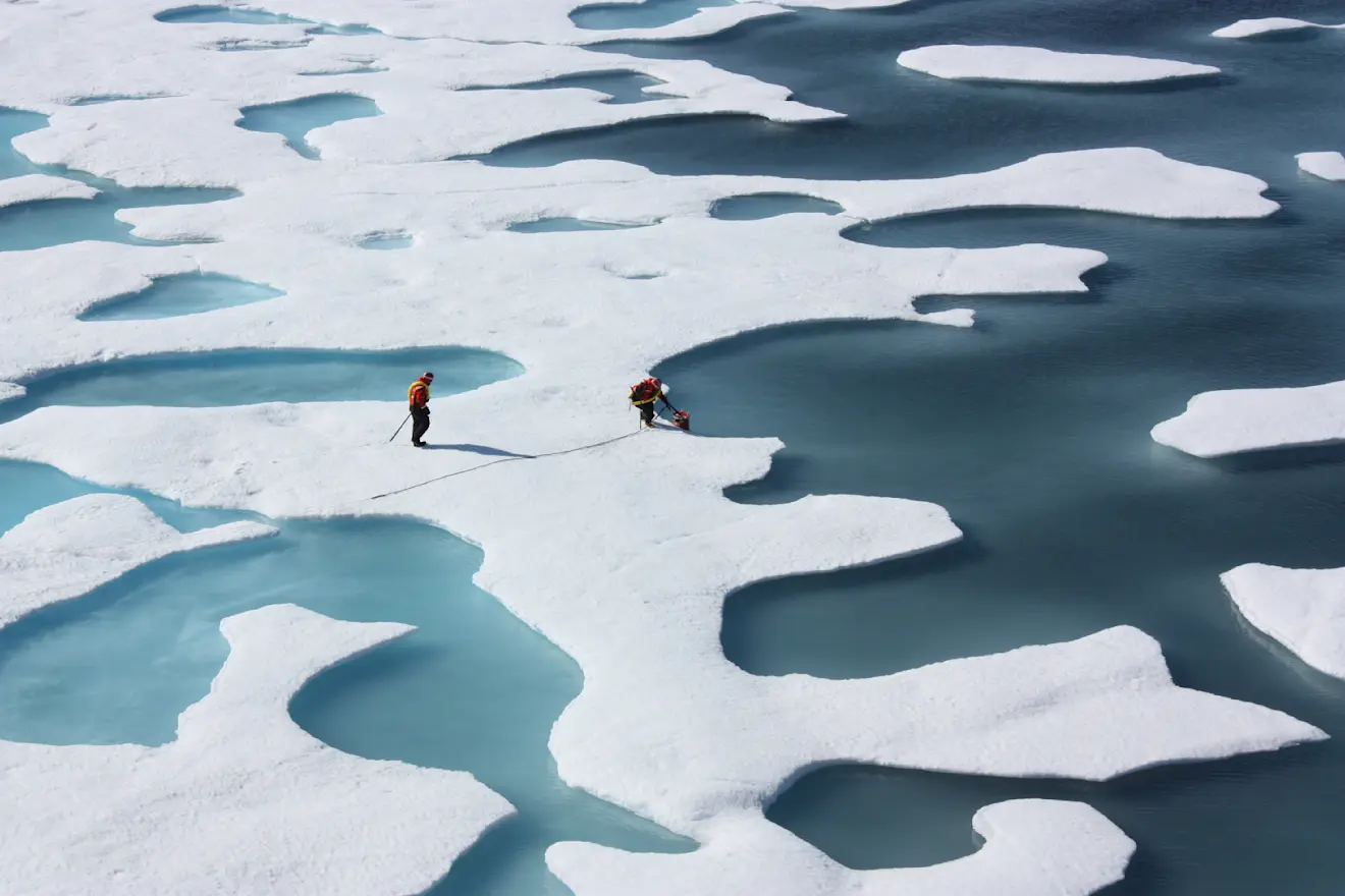 Smeltmeertjes op het zeeijs rond de Noorpool, gedurende de zomermaanden - NASA