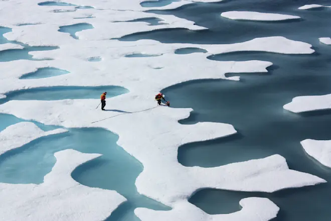 Smeltmeertjes op het zeeijs rond de Noorpool, gedurende de zomermaanden - NASA