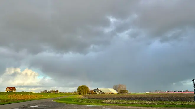 De eerste buien trekken over het land - Jolanda Bakker
