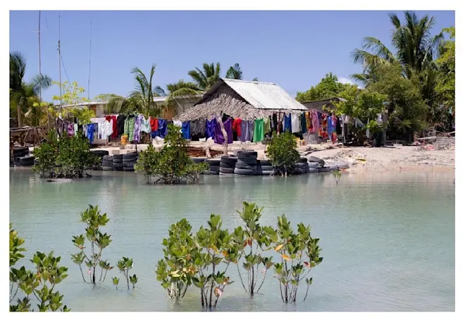 Een huis op Tarawa, het hoofdeiland van Kiribati, met de was buiten - Sanne Zurné