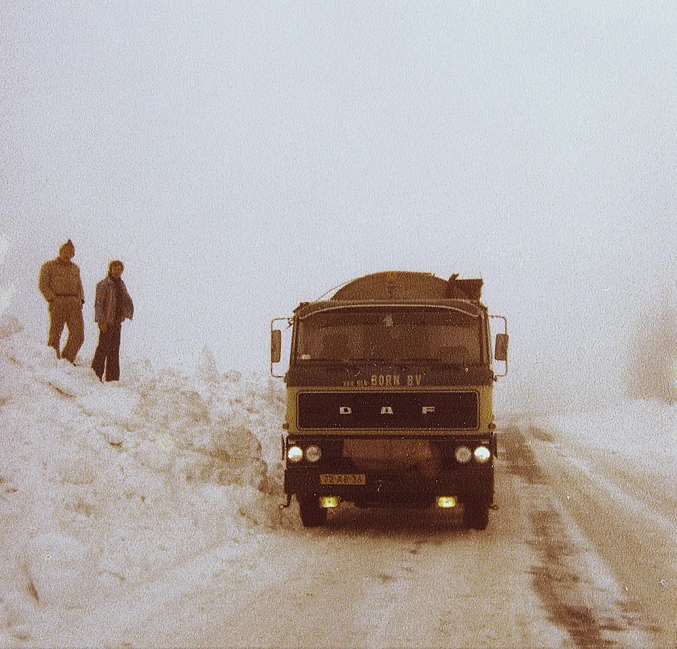 De twee chauffeurs op één van de hoge sneeuwwallen die ze tegenkwamen - via Harry Kamphorst