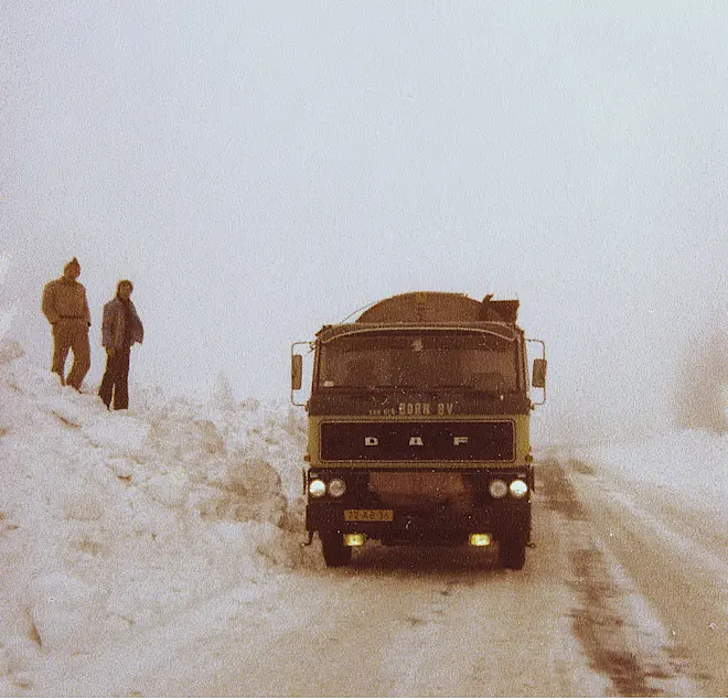 De twee chauffeurs op één van de hoge sneeuwwallen die ze tegenkwamen - via Harry Kamphorst