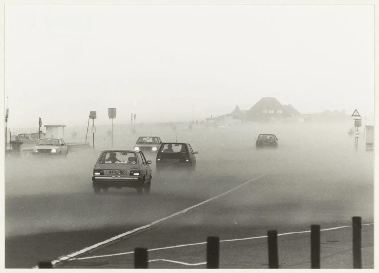 Windkracht 12 aan de kust - Fotopersbureau De Boer