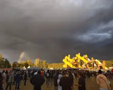Een bui trekt langs het festivalterrein van Awakenings in Utrecht, afgelopen zaterdag 6 juli. Gerrit Hogeweg