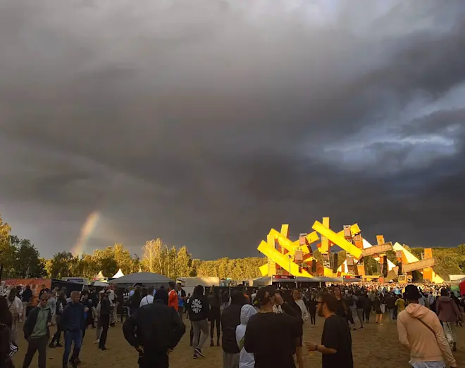 Een bui trekt langs het festivalterrein van Awakenings in Utrecht, afgelopen zaterdag 6 juli. Gerrit Hogeweg