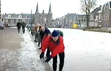 Slecht ijs in Sneek in de winter van 1996. Eén van de redenen waarom de Elfstedentocht dat jaar niet werd gehouden - still uit video