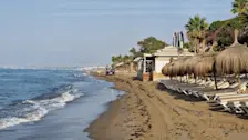 Het strand wordt steeds smaller - Reinout van den Born