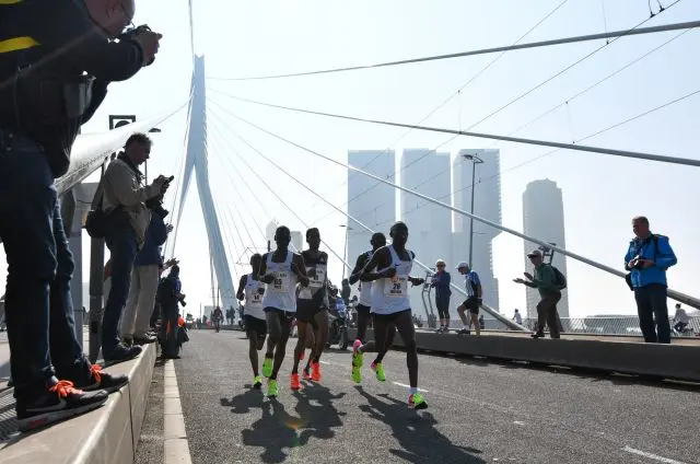Deelnemers aan de marathon van 2017 op de Erasmusbrug in Rotterdam - Erik van Leeuwen