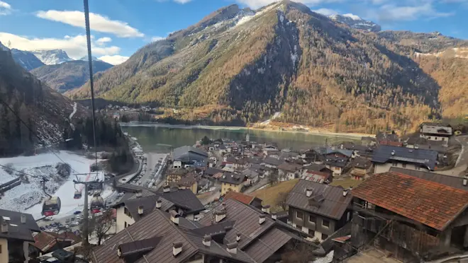 Een stadje in het Italiaanse deel van de Dolomieten - Reinout van den Born