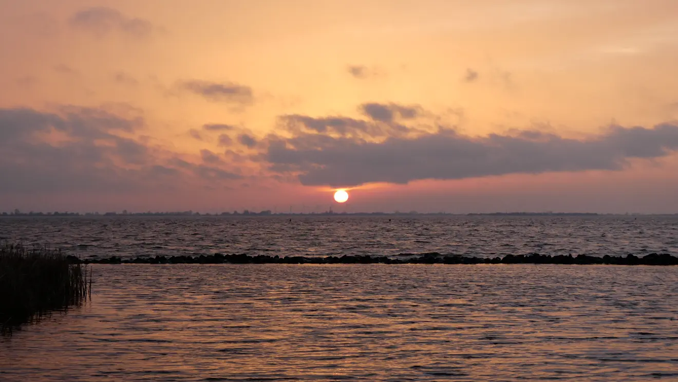 Boven het Tjeukemeer was gisteren voor zonsondergang de zon nog even mooi te zien - Albert Thibaudier