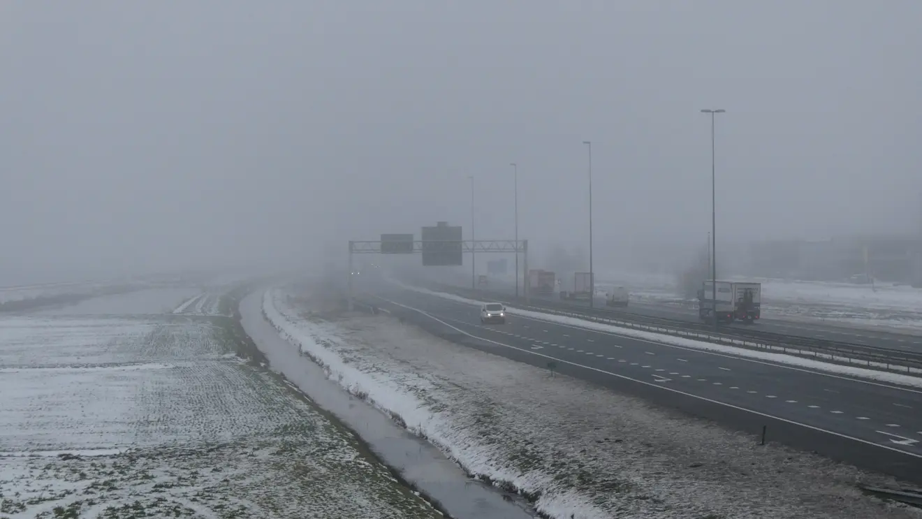 Dooimist boven de smeltende sneeuw in Friesland - Albert Thibaudier