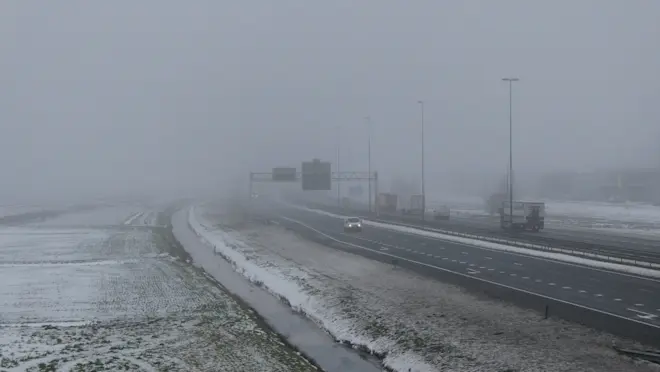 Dooimist boven de smeltende sneeuw in Friesland - Albert Thibaudier