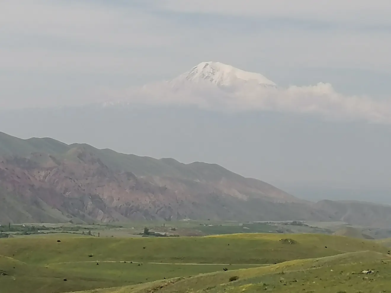 Het Azatreservoir met de Ararat ingezoomd. De Ararat ligt op de grens van Armenië en Turkije en is met 5137 meter hoogte een opvallende verschijning - Carlos Sour