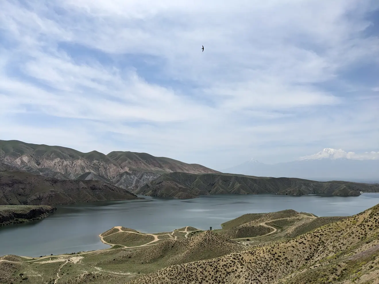 Het Azatreservoir met op de achtergrond de Ararat. Het Azatreservoir is een kunstmatig meer om in hete en droge zomers de Araratvallei van water te voorzien - Carlos Sour