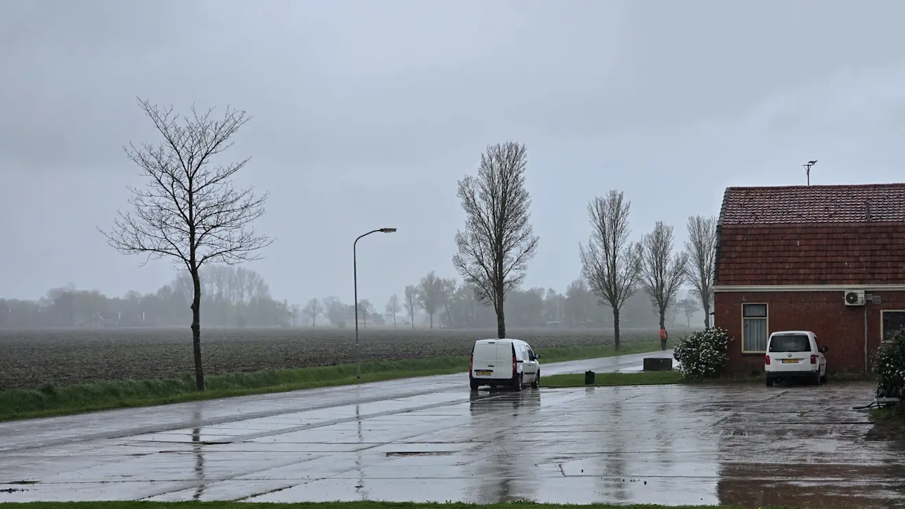 In het noordoosten van Nederland viel gisteren nog een beetje regen, zoals hier in Roodeschool - Jannes Wiersema
