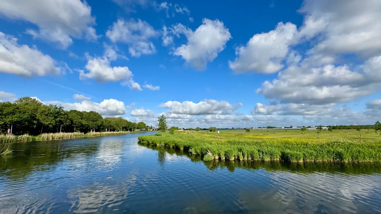 Blauwe lucht en stapelwolken - Jolanda Bakker