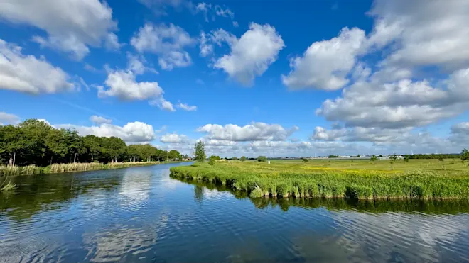 Blauwe lucht en stapelwolken - Jolanda Bakker