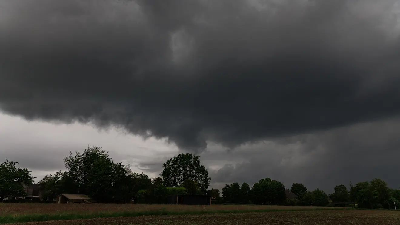 Donkere luchten boven Beers - Henk Straatman