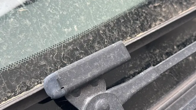 Toen vanochtend hier en daar een beetje regen viel, bleef veel Saharazand op auto's achter - Jolanda Bakker