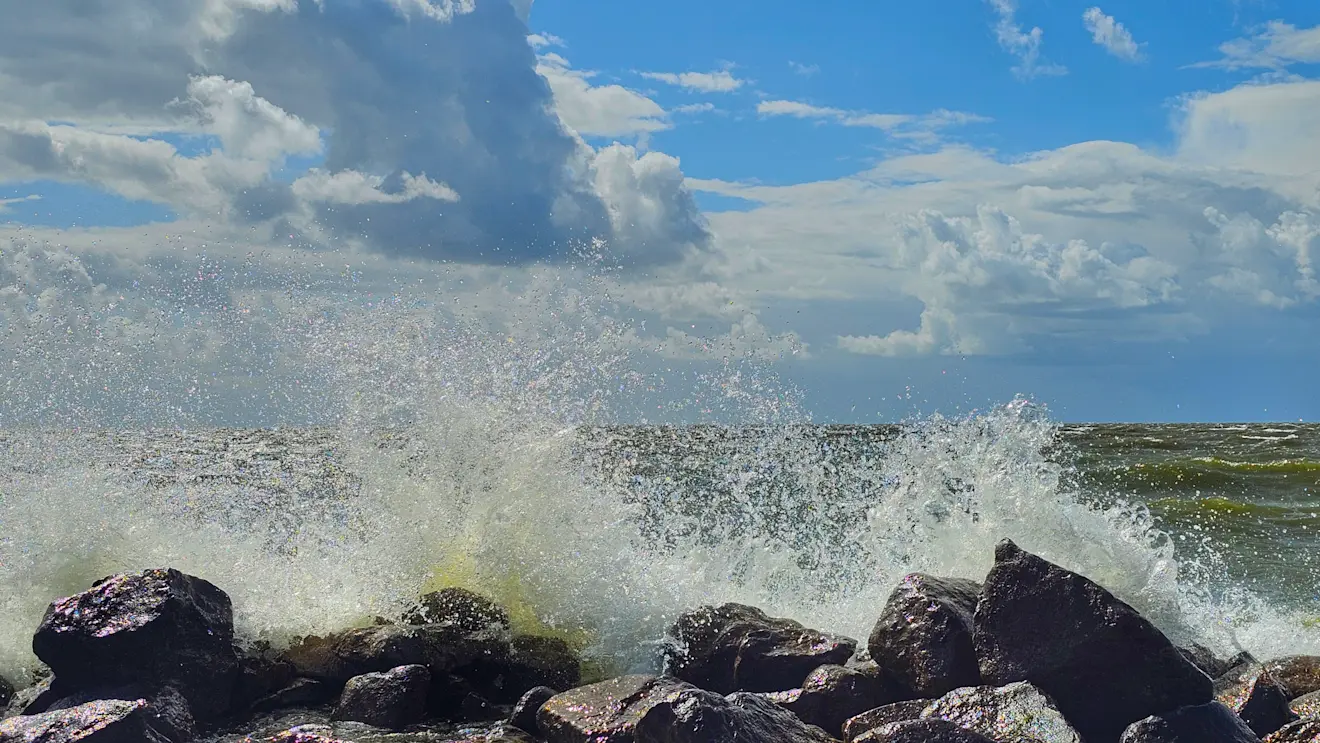Harde wind en hoge golven bij Urk - Jannine Sanders