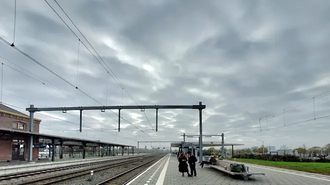 Eindelijk vallen gaatjes in de wolken - Ab Donker