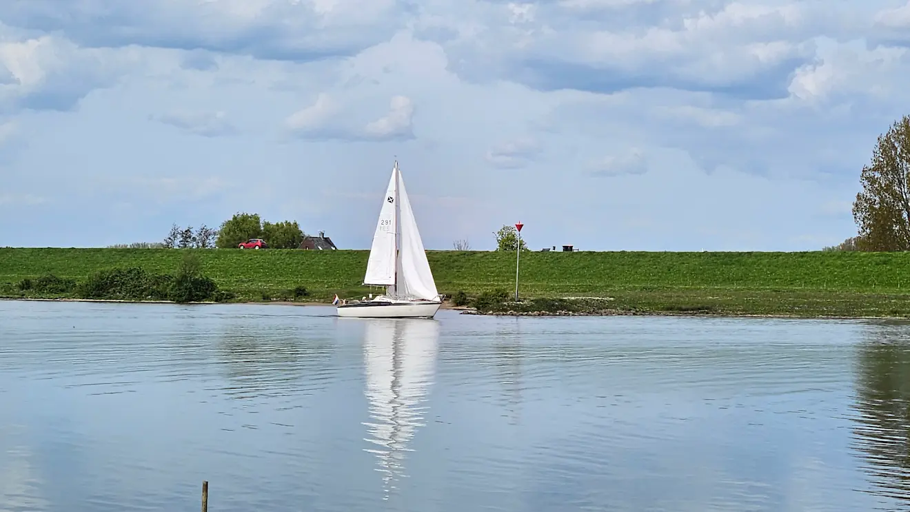 Door het aangename weer van de laatste tijd gaan steeds meer mensen weer het water op - Nely van Frankenhuyzen
