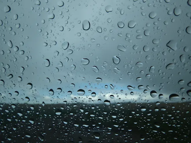 Ook vanochtend viel uit de bewolking af en toe nog wat regen - Chris Meewis