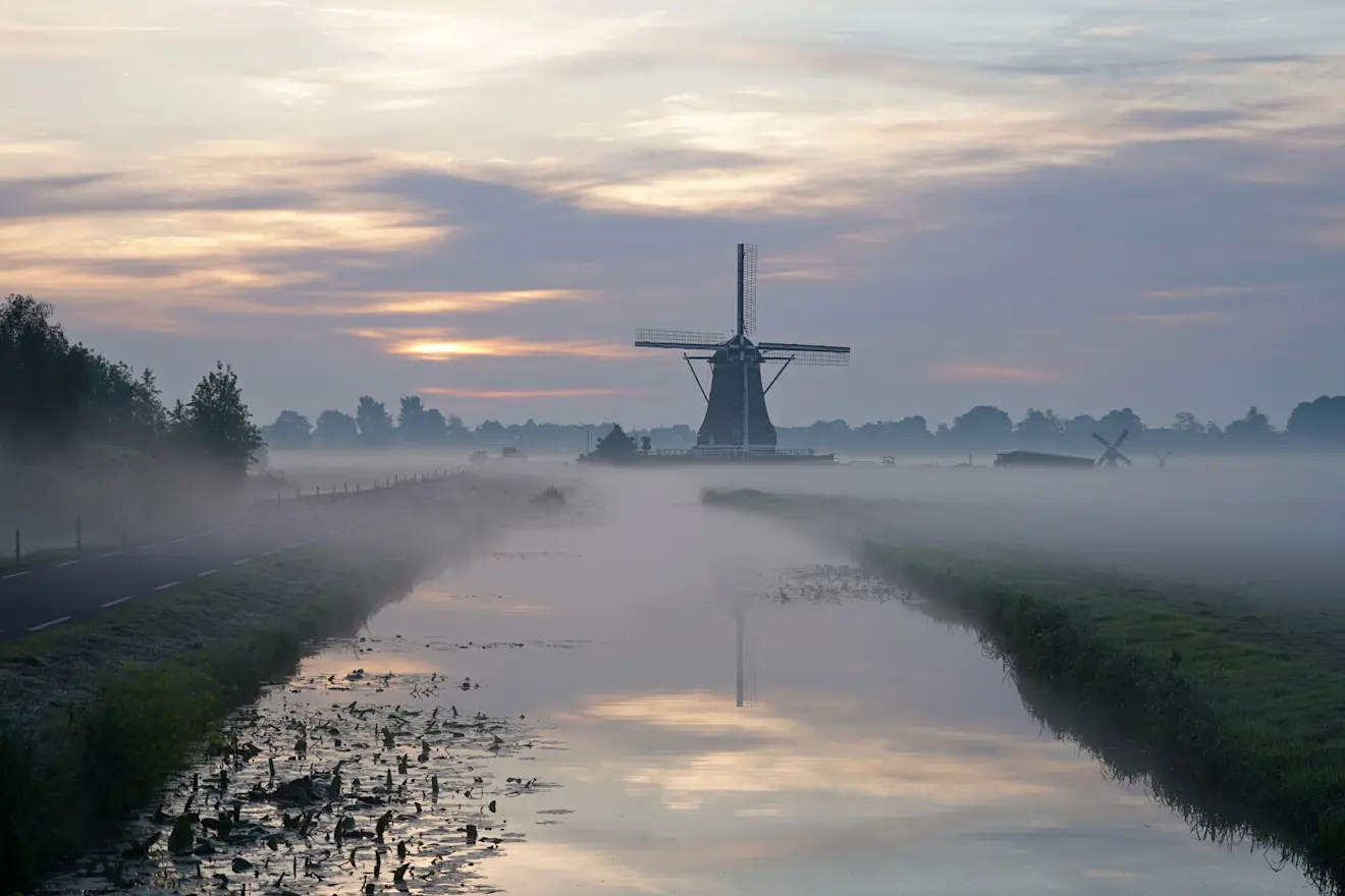 Laaghangende mist bij de molen van Aarlanderveen - Joost Mooij