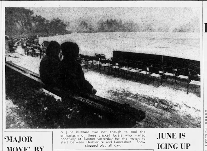 Een krantenbericht over de vanwege sneeuwval stilgelegde cricketwedstrijd in Buxton op 2 juni 1975 - bron onbekend