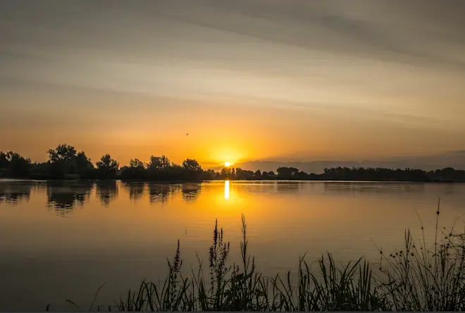 Rook, horend bij de natuurbranden in Canada, hoog in de atmosfeer boven Nederland - John Oomen