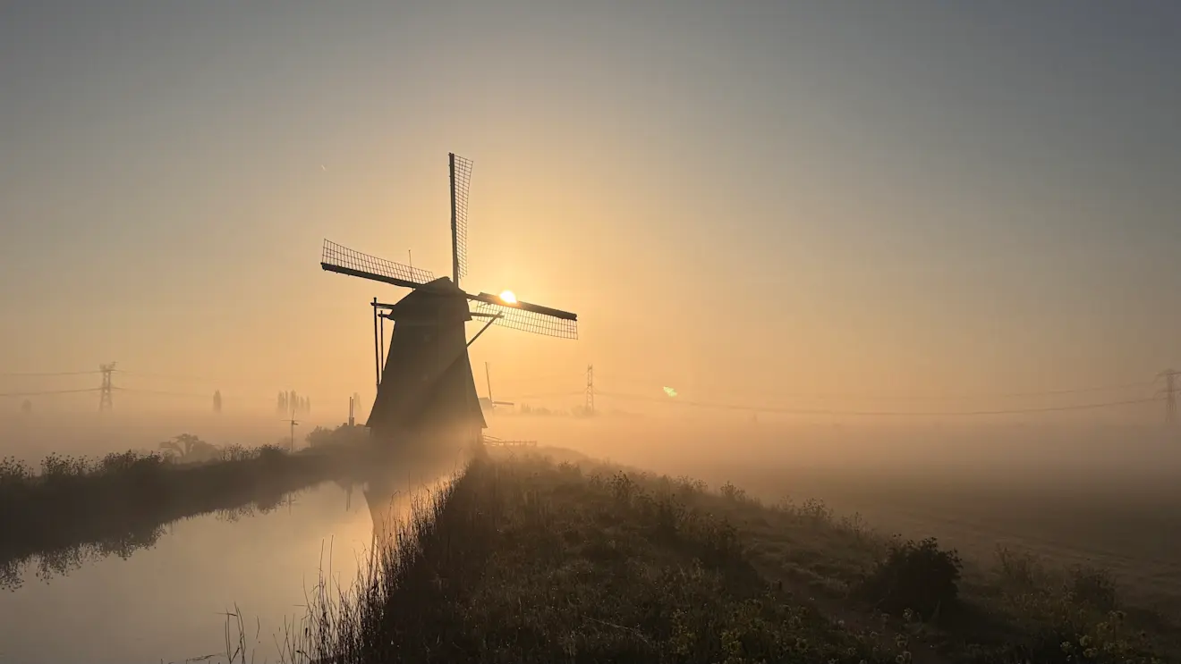 Prachtige zonsopkomst in de buurt van een mistig Zevenhuizen - Jolanda Bakker