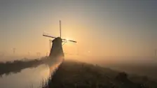 Prachtige zonsopkomst in de buurt van een mistig Zevenhuizen - Jolanda Bakker