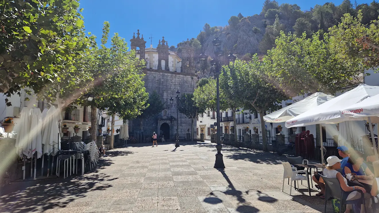 Het plein van Grazalema, in de zomer - Reinout van den Born