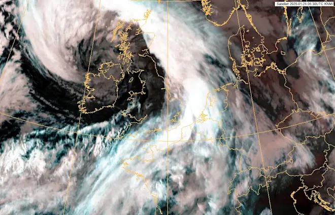 Storm Eowyn ten noorden van Ierland - KNMI